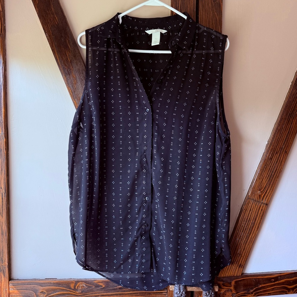 H&M Black Sleeveless Button-Front Blouse with Tiny White Motif